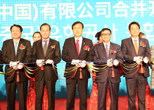 통합 중국하나은행이 2일 출범식을 갖고 현지화 전략과 리테일 영업을 강화해 나가기로 했다. 사진 왼쪽부터 김한조 외환은행장, 권영세 주중대사, 김정태 하나금융그룹 회장, 동문표 중국민생투자유한공사 동사장, 김병호 하나은행장 직무대행. (사진제공=하나금융)