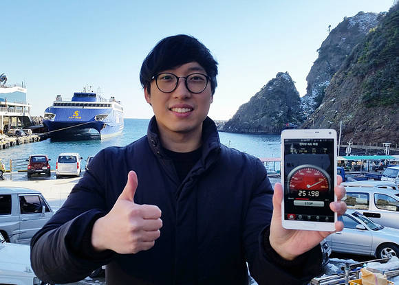 SK텔레콤의 한 관계자가 울릉도에서 서비스 속도 테스트를 진행하고 있다. SK텔레콤은 지난달 31일 기준으로 3밴드 LTE-A 서비스 범위를 전국 85개 시내 주요지역으로 확대했다.(사진: 연합뉴스)