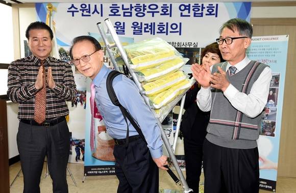 전국 호남향우회 총연합회 이용훈 총회장이 라이스버킷 챌린지에 동참해 사랑나눔을 실천하고 있다.(사진=수원호남향우회 제공)