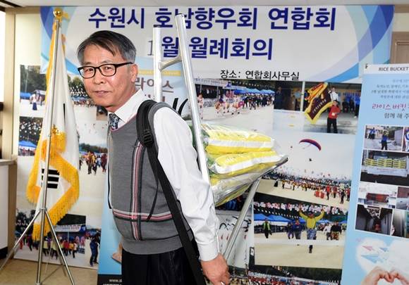 전국 호남향우회 총연합회 이석의 상임수석부회장이 라이스버킷 챌린지에 동참하고 있다.(사진=수원호남향우회 제공)