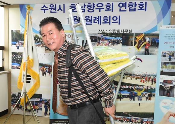 전국 호남향우회 총연합회 김경수 사무처장이 라이스버킷 챌린지에 동참하고 있다.(사진=수원호남향우회 제공)