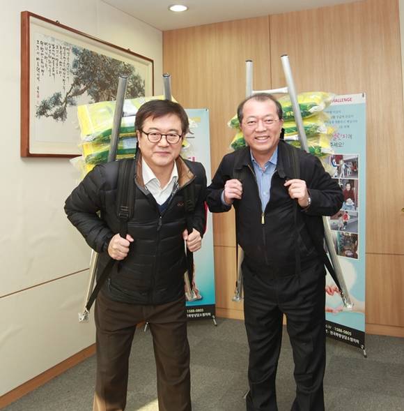 3일 경기신보 이사장실에서 경기신보 김병기 이사장(사진왼쪽)과 경기관광공사 홍승표 사장(사진 오른쪽)이 라이스버킷 챌린지에 동참해 사랑의 메세지를 전달하고 있다.(사진=경기신보 제공)
