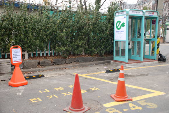 서울시 중랑구 면목동 버스차고지 입구의 공중전화부스에 설치된 전기차 충전소(사진 제공: KT)