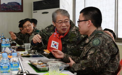 NH농협금융 임종룡 회장과 임직원들이 중동부 최전방 육군 제7보병사단(강원도 화천군) 방문해 장병들과 점심 식사를 하고 있다. (사진제공=NH농협금융)