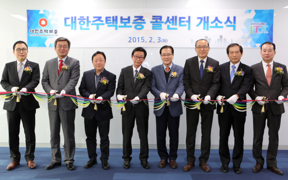 대한주택보증 김선덕 사장(왼쪽 네 번째)과 임직원들이 3일 부산본사에서 개최된 콜센터 오픈 기념행사에서 테이프를 커팅하고 있다. (사진제공=대한주택보증)