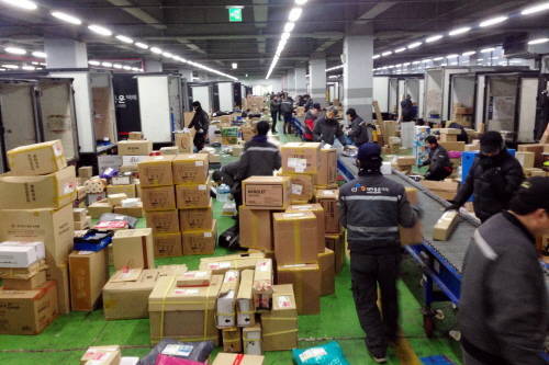 CJ대한통운은 콜센터 상담원과 상하차 인력을 평상시 대비 20% 가량 늘렸다. 사진은 지난 1월 2일 서울시 금천구 CJ대한통운 가산동 터미널에서 새해 첫 택배 배송물량들이 분류되고 있는 모습. (사진제공=CJ대한통운)