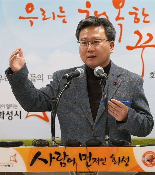 지난 4일 채인석 화성시장이 2015년 화성시의 중점 사업에 대해 설명 하고 있다.(사진=화성시 제공)