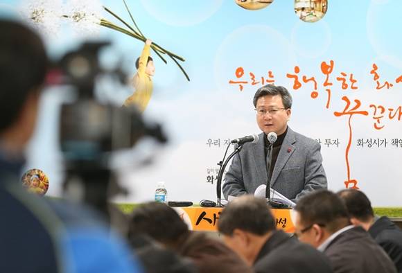 공동형 종합장사시설 건립에 반대의견을 적극 수렴해 안전하고 깨끗한 시설로 건립하겠다고 말하고 있는 채인석 화성시장(사진=화성시 제공)