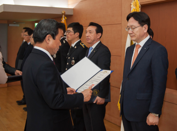 남부발전 김태우 사장(오른쪽)이 5일 오후 서울 세종로 정부청사에서 열린 ‘2014 국가기반체계 재난관리 평가’ 시상식에서 대통령 기관표창을 수상하고 있다. (사진제공=남부발전)