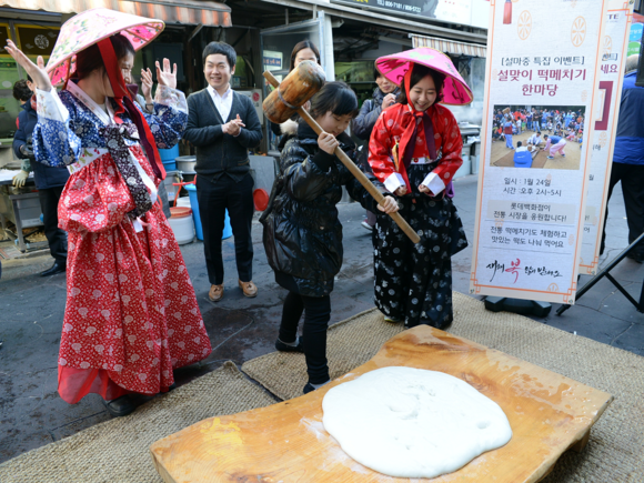 지난해 1월 롯데백화점 부산본점에서는 ‘설맞이 떡매치기 한마당’ 이벤트를 진행해 큰 호응을 얻었다. (사진제공=롯데백화점 부산본점)