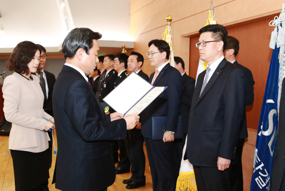 국민안전처 박인용 장관(왼쪽)이 예탁결제원 정승화 전략기획본부장에게 재난관리평가 유공 국무총리표창을 수여하고 있다. (사진제공=예탁결제원)