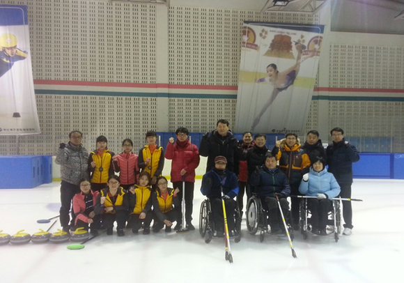 부산휠체어컬링협회 소속 부산대표팀(오른쪽)과 부산외고 여자고등부 컬링팀이 합동훈련 후 기념찰영을 하고 있다. (사진제공=부산시)