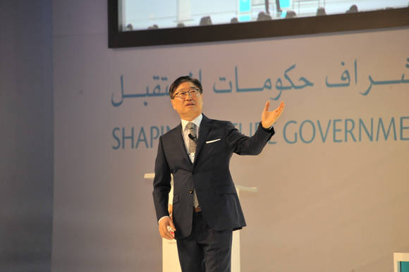 삼성전자 윤부근 대표이사가 9일 두바이 메디나 쥬메이라 호텔에서 열린 ‘거번먼트 서밋 2015’에서 삼성전자의 혁신을 주제로 연설하고 있다(사진 제공: 삼성전자)