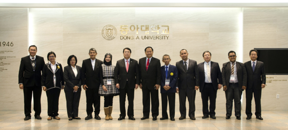 동아대학교가 지난 6일 인도네시아 8개 대학과 협정을 체결한 가운데, 권오창(왼쪽에서 여섯 번째) 동아대 총장을 비롯한 참석자들이 기념촬영을 하고 있다. (사진제공=동아대)