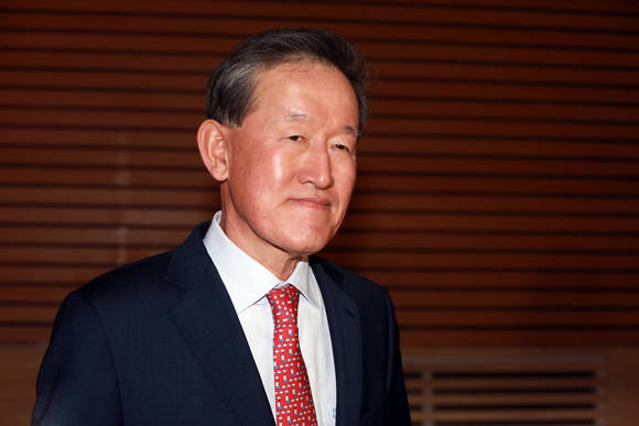 허창수 회장이 10일 서울 여의도 전경련회관에서 회원 기업 대표 200여 명이 참석한 가운데 열린 제54회 전국경제인연합회 정기총회에 참석하고 있다(사진: 연합뉴스)