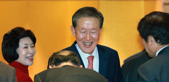 10일 서울 여의도 전경련회관에서 회원 기업 대표 200여명이 참석한 가운데 열린 제54회 전국경제인연합회 정기총회에서 회장으로 재선임된 허창수 회장이 참석자들과 인사를 나누며 밝게 웃고 있다(사진: 연합뉴스)