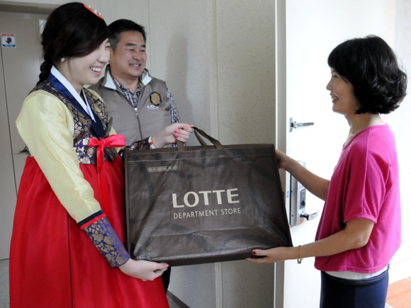 부산지역 롯데백화점에서는 신선식품 선물을 위주로 진행되는 ‘신속 배송’의 경우, 고객 만족감을 높이기 위해 명절시마다 백화점 직원들이 직접 배송을 진행하고 있다. (사진제공=롯데백화점)