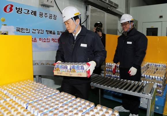 지난 4일 빙그레 광주공장에서 열린 "'도지사와 부지사가 찾아갑니다' NEXT 경기현장방문에서 남경필 경기도지사와 이기우 경기도 사회통합부지사가 빙그레 생산시설에서 작업을 하고 있는 장면(사진=경기도 제공)