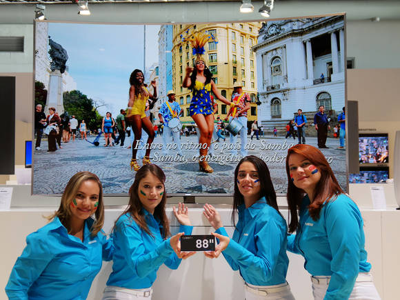 10일(현지시각) 모나코에서 열린 삼성 중남미 포럼에서 모델들이 삼성전자 프리미엄 TV 'SUHD TV'를 선보이고 있다(사진 제공: 삼성전자)