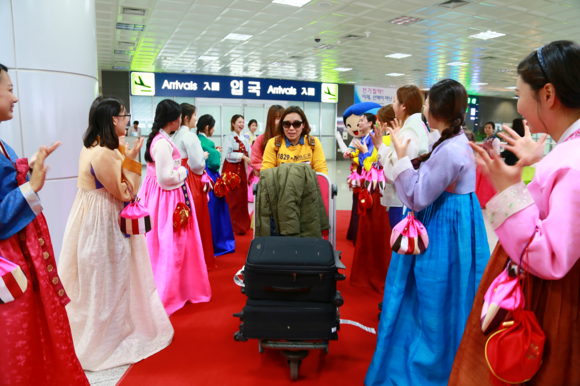 지난해 춘절을 맞아 부산을 방문한 요우커들 환대 행사 모습. (사진제공=부산관광공사)