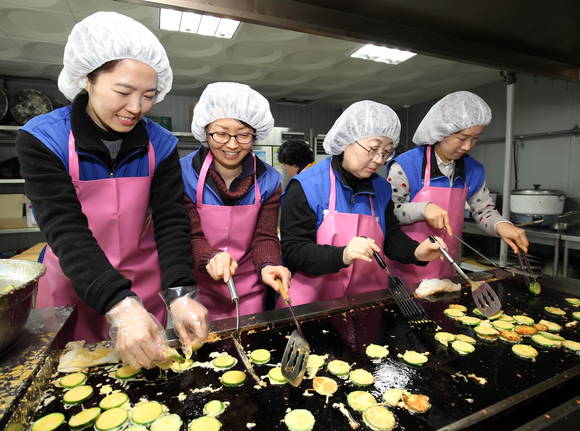 11일 오전 서울 관악구 성현동에 위치한 대한적십자사 동작관악 희망나눔봉사센터에서 삼성 임직원들이 지역 독거노인과 다문화가족 등에게 대접 할 명절 음식을 만들고 있다(사진 제공: 삼성사회봉사단)