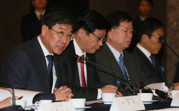 11일 오전 서울 중구 소공동 더플라자호텔에서 산업통상자원부와 전경련 주최로 열린 ‘주요기업 투자간담회’에서 윤상직 산업통상자원부 장관이 모두발언을 하고 있다(사진: 연합뉴스)