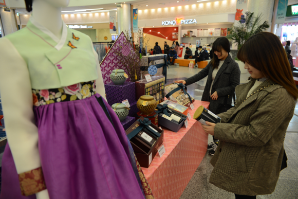 설을 1주일 앞두고 귀성객들의 선물수요가 높아지고 있는 가운데, 롯데백화점 광복점은 설날선물 세트 행사에 맞춰, 정육∙과일 등 선물로 부담없는 가격으로 구성한 선물상품을 고객들에게 선보이고 있다. (사진제공=롯데백화점)