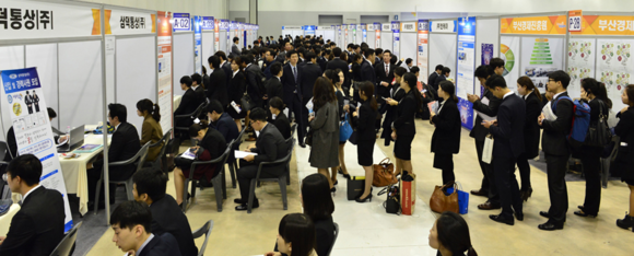 지난해 11월 부산 벡스코에서 열린 ‘2014 영남권 통합 채용박람회 부산 잡 페스티벌’ 현장. (사진제공=동아대)