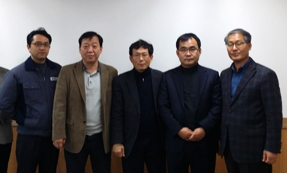 왼쪽부터 서무경, 김도근 교수, 박영철, 원종록, 마남열씨. (사진제공=동명대)