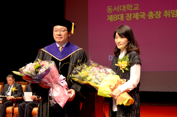 장제국 총장 내외가 축하 꽃다발을 받고 기념촬영을 하고 있다.