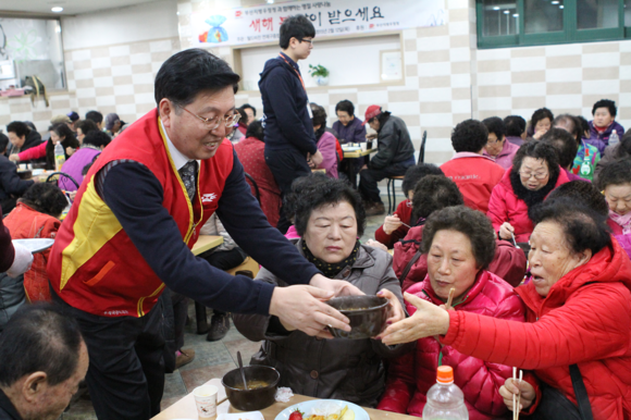 이병철 부산우정청장(왼쪽)이 사회복지관 어르신들에게 직접 점심을 대접하고 있다. (사진제공=부산우정청)
