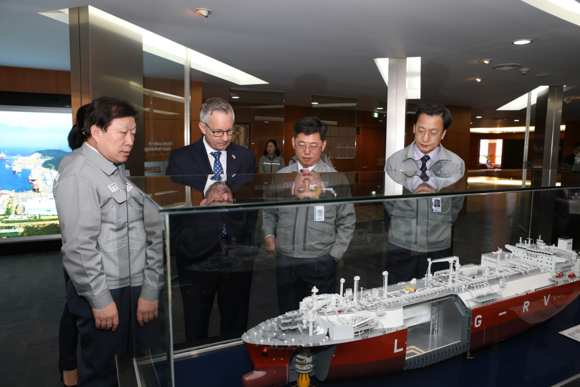 지난 12일 대우조선해양 옥포조선소 홍보관을 방문한 애드 패스트 캐나다 통상장관(왼쪽 두번째)이 대우조선해양 고재호 사장(왼쪽 첫번째)으로부터 LNG선에 대해 설명을 듣고 있다. (사진제공=대우조선해양)