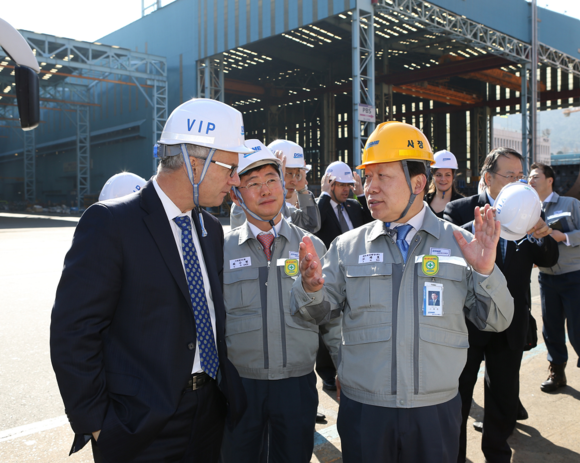 지난 12일 대우조선해양 옥포조선소를 찾은 애드 패스트 캐나다 통상장관(맨 왼쪽)이 대우조선해양 고재호 사장(맨 오른쪽)과 함께 선박 건조 현장을 둘러보며 얘기를 나누고 있다.