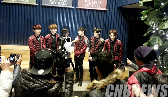 지난 7일 말레이시아 와팝콘서트 후 현지 방송과 인터뷰하고 있는 그룹 투포케이.(사진=조은엔터테인먼트)