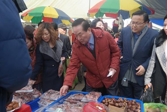 새누리당 서청원 의원이 15일 재래시장을 찿아 상인들의 고충을 청취하는 등 민생투어에 나서고 있다.(사진=서청원 의원실 제공)