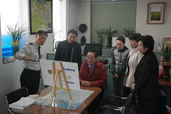 서청원 의원이 화성서부경찰서 발안파출소를 방문해 비상 근무중인 경찰관들을 격려하고 치안상황을 보고 받고 있다.(사진=서청원 의원실 제공)