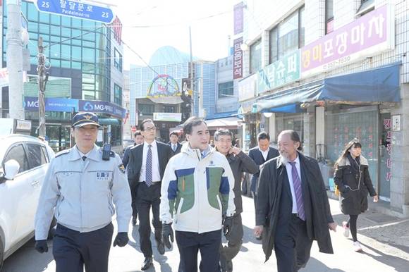 김종양 경기경찰청장이 지난 13일 전통 재래시장을 방문해 주,정차 허용 실태를 확인하는 등 전통시장 활성화에 경기경찰이 앞장 설 것을 주문했다.(사진=경기경찰청 제공)