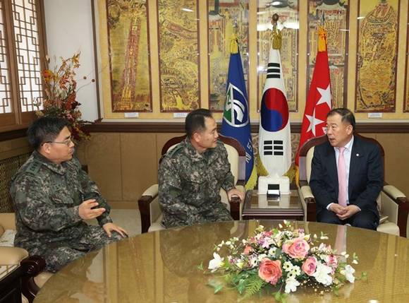 화성시의회 박종선 의장이 육군 51사단을 방문해 사단 관계자들과 대화를 나누고 있다.(사진=화성시의회 제공)