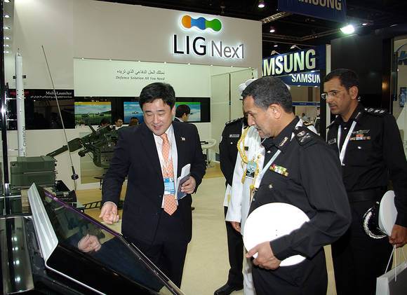 LIG넥스원이 아랍에미리트(UAE)의 아부다비 국립전시센터에서 열린 국제방위산업전시회 ‘IDEX 2013’에 참가하여 UAE 군 관계자들에게 전시 제품을 설명하고 있다(사진 제공: LIG넥스원)