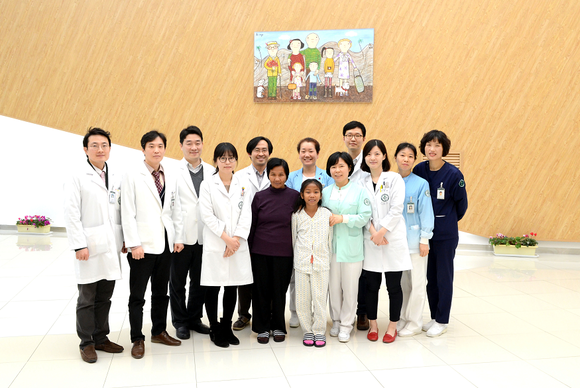 필리핀에서 선천성 백내장을 앓았던 칼라구이 크리슬린 양 모녀(가운데)와 이들을 한국으로 초청해 무료수술을 해준 고신대복음병원 의료진들. (사진제공=고신대복음병원)