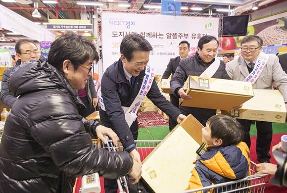 지난 16일 수원 수원농산물유통센터 에서 열린 "경기도지사의 알뜰주부 유혹전-설 맞이 경기농특산물 판촉전-"에서 남경필 경기지사가 경기농산물(배) 판매 1일 세일즈맨을 하고 있다.(사진=경기도 제공)