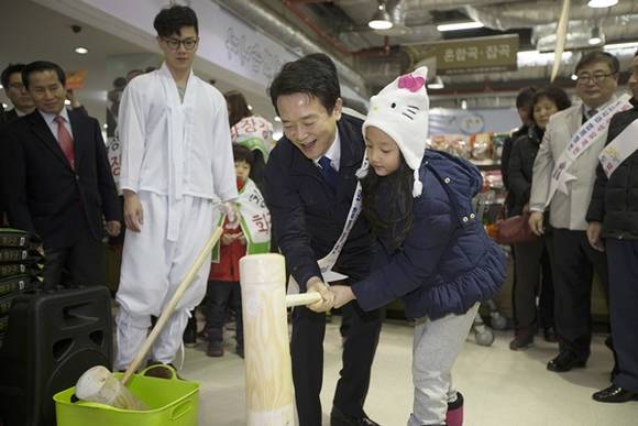 지난 16일 수원 수원농산물유통센터 에서 열린 경기도지사의 알뜰주부 유혹전-설 맞이 경기농특산물 판촉전에서 남경필 경기지사가 행복기원 떡메치기를 하고 있다.(사진=경기도 제공)