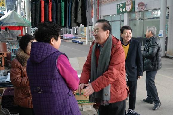 18일 서청원 의원이 송산 사강시장을 찿아 상인들과 덕담을 나누며 인사하고 있다.(사진=서청원 의원실 제공)