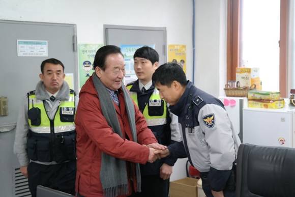 18일 서청원 의원이 명절 비상근무를 하고 있는 송산파출소를 방문해 격려하고 있다.(사진=서청원 의원실 제공)