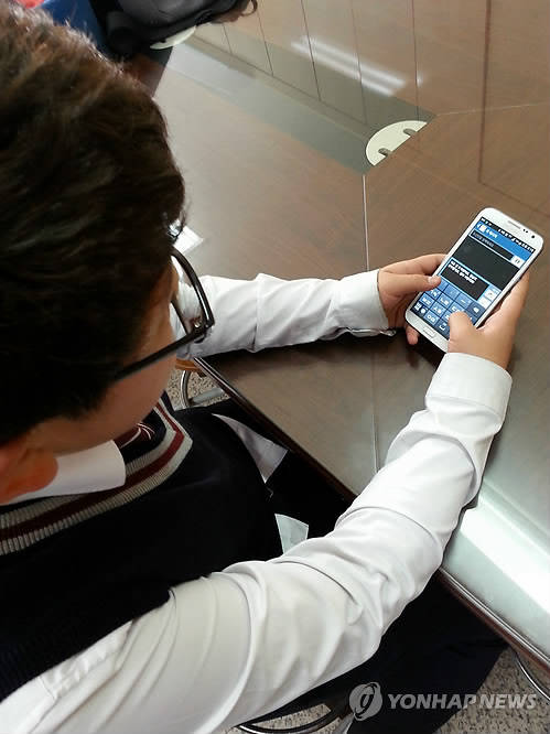 잇따른 금융사고를 막기 위해 시중은행들이 텔레뱅킹의 이체한도를 큰 폭으로 줄였다(사진: 연합뉴스)