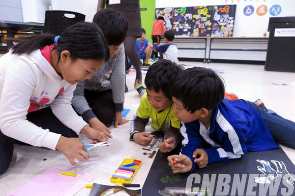 초등학생을 위한 방과후 교육프로그램에 참여하고 있는 학생들.(사진=국립민속박물관)