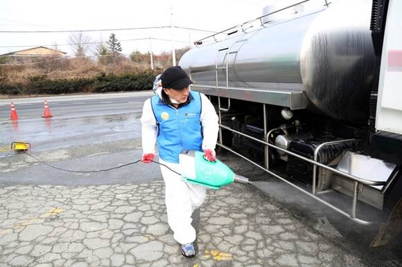 설 명절 연휴 황은성 안성시장이 구제역과 AI 방역을 위해 통제초소에서 방역작업을 하고 있다.(사진=안성시 제공)