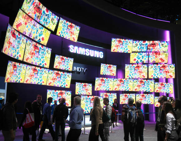 지난 CES 2015 삼성전자 전시장을 방문한 관람객들이 삼성 SUHD TV를 체험하고 있다(사진 제공: 삼성전자)
