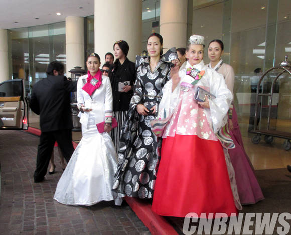 원로 여배우 샤론 패럴과 한복디자이너 목은정(플러스목 대표)이 한복을 입고 아카데미(오스카) 시상식에 참석하고 있다. 샤론 패럴은 전통 한복에 족두리 장식을 착용, 목은정 디자이너는 영화 ‘말레피센트’에서 착안해 전통바느질로 지은 한복을 입었다. (사진제공=한복진흥센터, 플러스목)