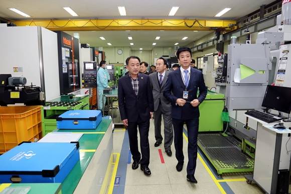 황은성 안성시장이 (주)아이원스를 방문해 생산현장을 둘러보고 있다.(사진=안성시 제공)